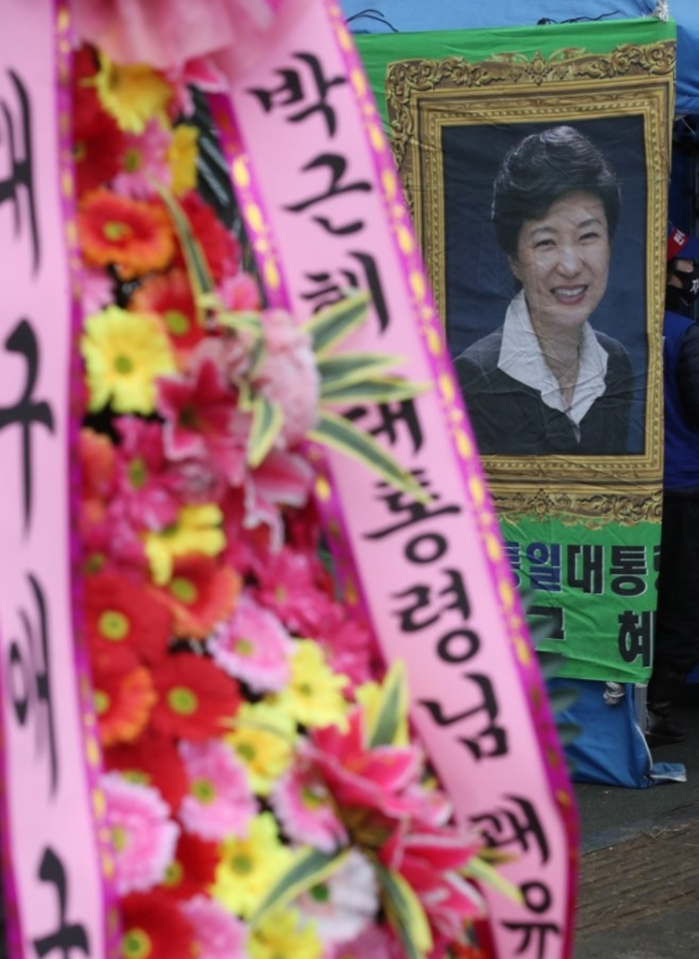 朴槿惠出狱前粉丝送500个花环，记录牢狱生活新书预售火爆