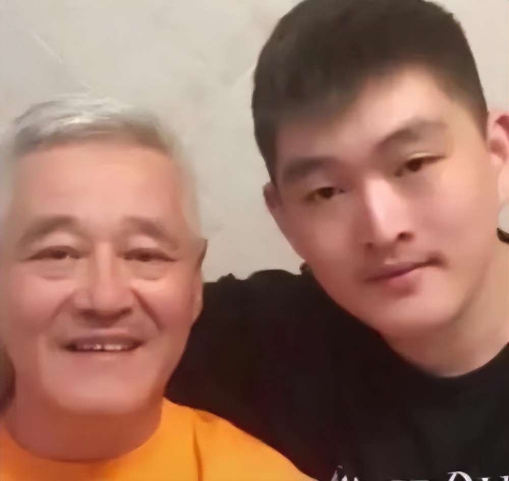 赵本山的公子赵一楠花几百万买条狗，贫穷真的限制了俺的想象