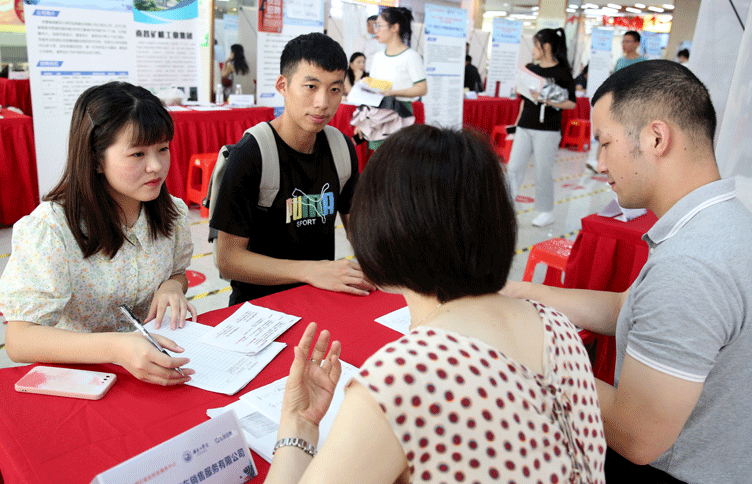 大学生迎好消息，就业协议不再与毕业证“挂钩”，应届生举手支持