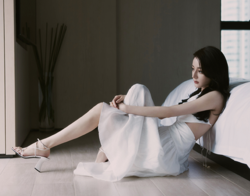 迪丽热巴坐地上拍照!穿露背长裙骨头突出,腰太细用2个夹子固定