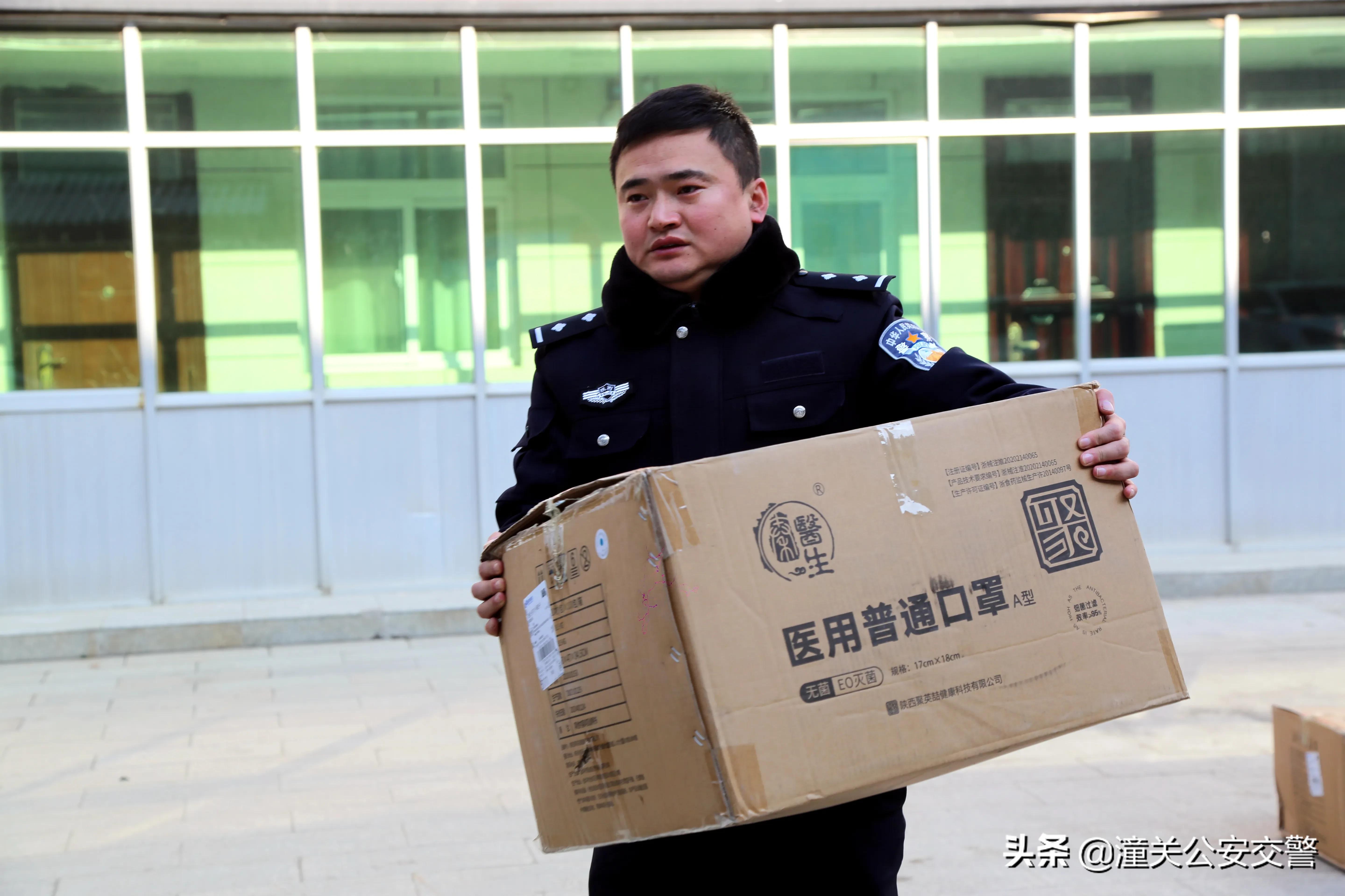 暖心！潼关爱心企业立学医药向潼关交警捐赠防疫物资