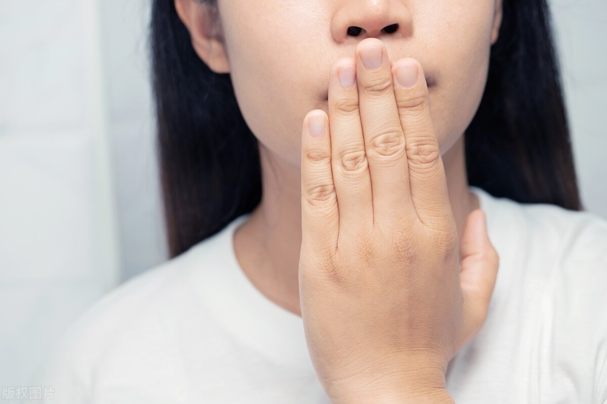 首先這位女士口乾口苦,口臭,這是肝鬱化火引起的,這個肝火啊會向上延