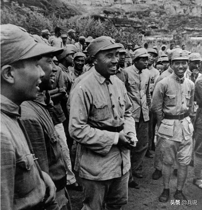 两大战神评价朱老总：林说打仗没章法，粟说我的军事知识来自朱