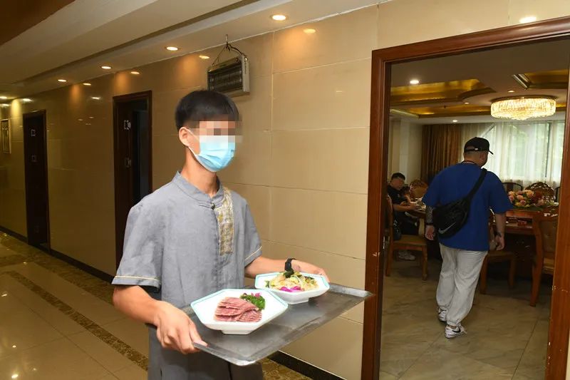 看哭了！阜阳18岁少年带着妈妈打工