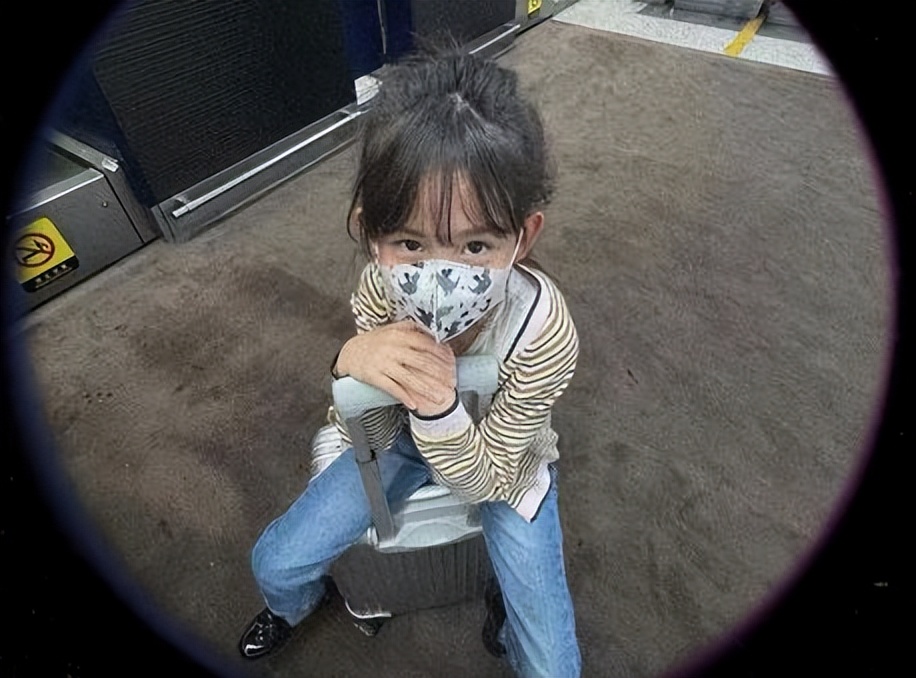 兄妹三人：黄多多带领多妹和弟弟作画，网友：三个艺术家