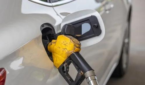 汽油即将突破9元，私人加油站油便宜能加吗？加这种油有什么影响