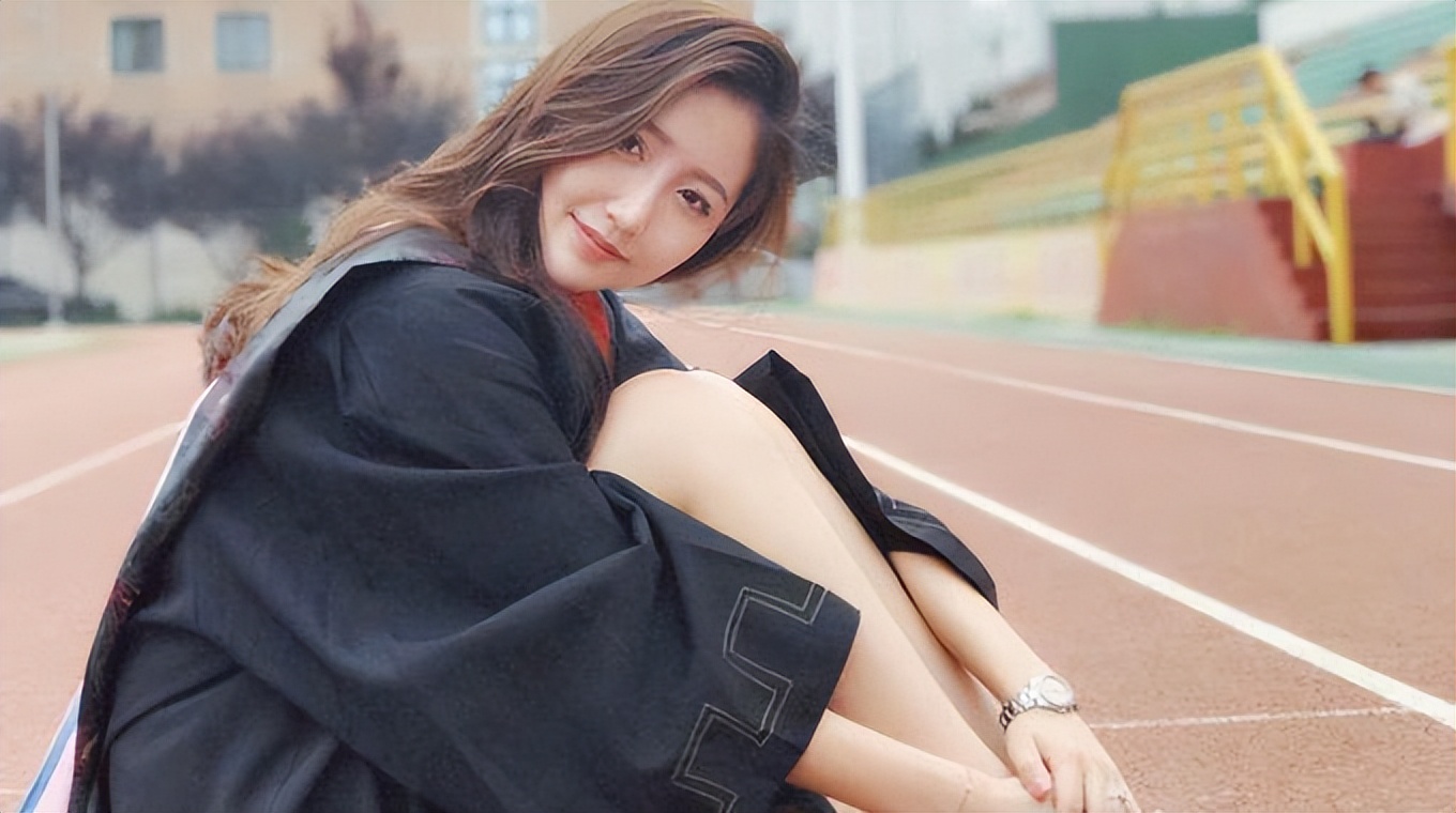 女生刚拔完智齿,就通知拍毕业照,美女硬生生被拍成"表情包"