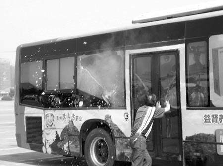 1978年东北小伙公交车上救下85条人命，他却因此痛苦了27年，为何