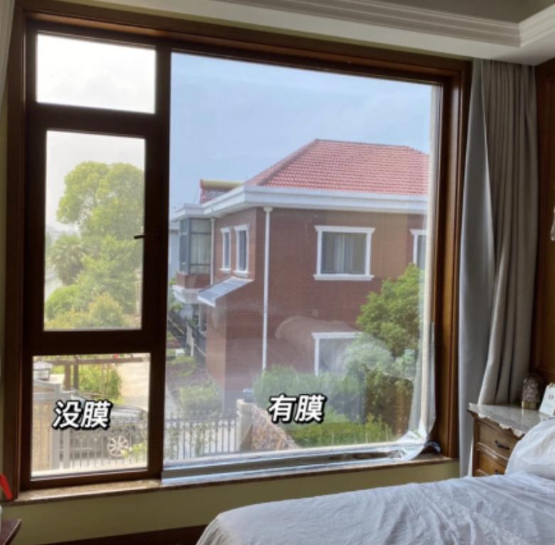 夏天家里热，往窗户上贴层膜，隔热好又隐蔽，窗帘都省了