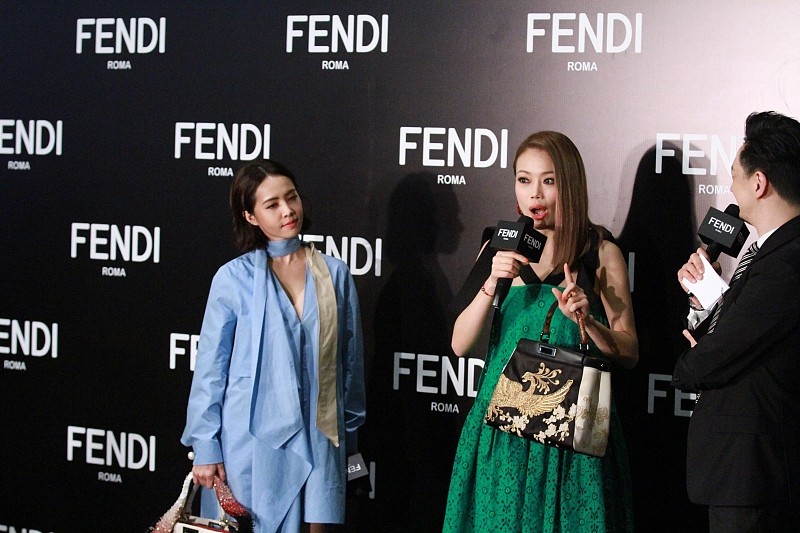 容祖儿蔡依林气场都好强，穿的裙子都不带收腰，却也很高级