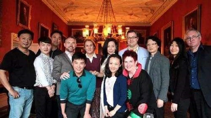 2004年天津女孩嫁外国穷小子，见家长才知对方是伯爵，住千平豪宅