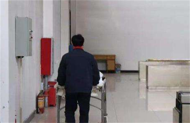 火葬场搬尸工：即使搬运高层住户，也要走楼梯，全程不敢停歇