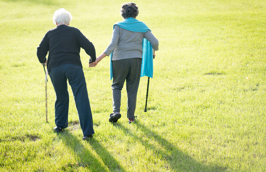 老年人常常下肢无力？可能是这5个原因导致的，医生教您如何应对