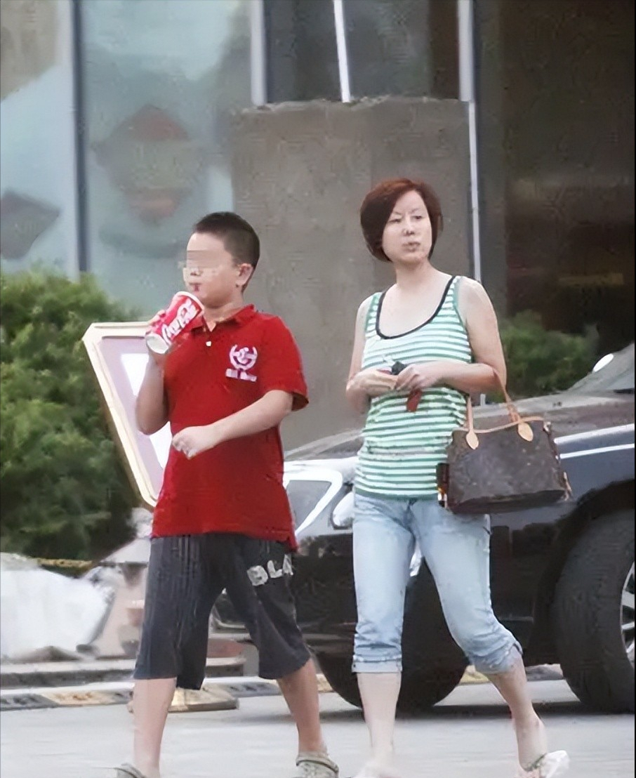 歌手满文军：两次婚姻两副面孔，他的故事比你看到的更恶劣