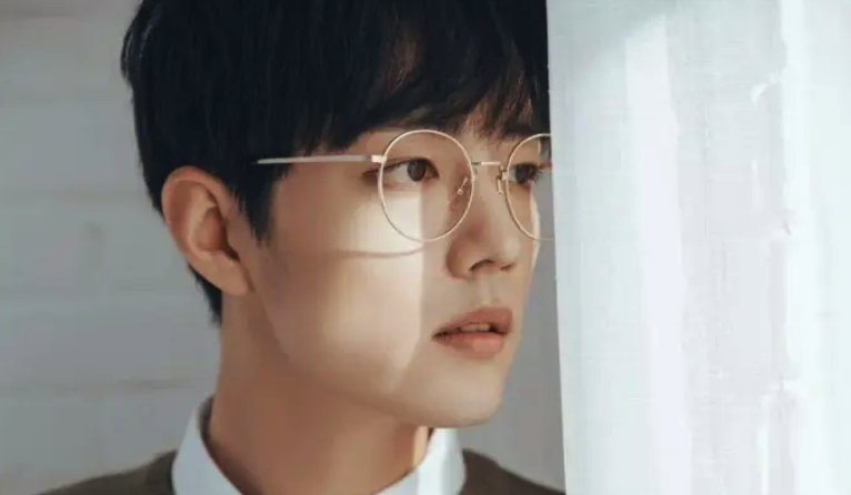 同样是“眼镜造型”，把肖战王一博和吴启华放一起，差距就出来了