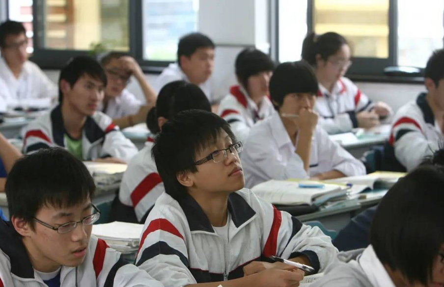 今年高考生的好消息，2022或成为“高考小年”，分数线有望下降
