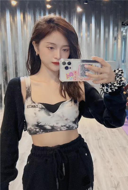 7月第一天，吴宣仪美照来袭，以此告别六月