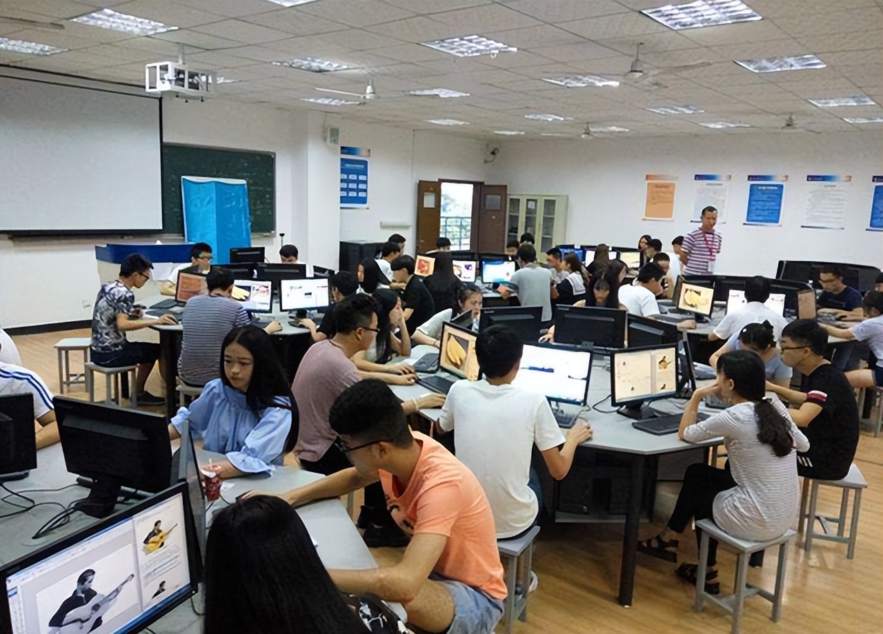 22高考学生注意了，报考这十个大学专业最吃香，起码毕业不会失业