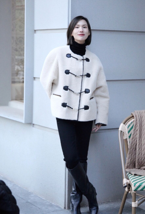 这些才是“羊羔毛外套”的高级穿法，保暖舒适又有气场，谁穿谁美