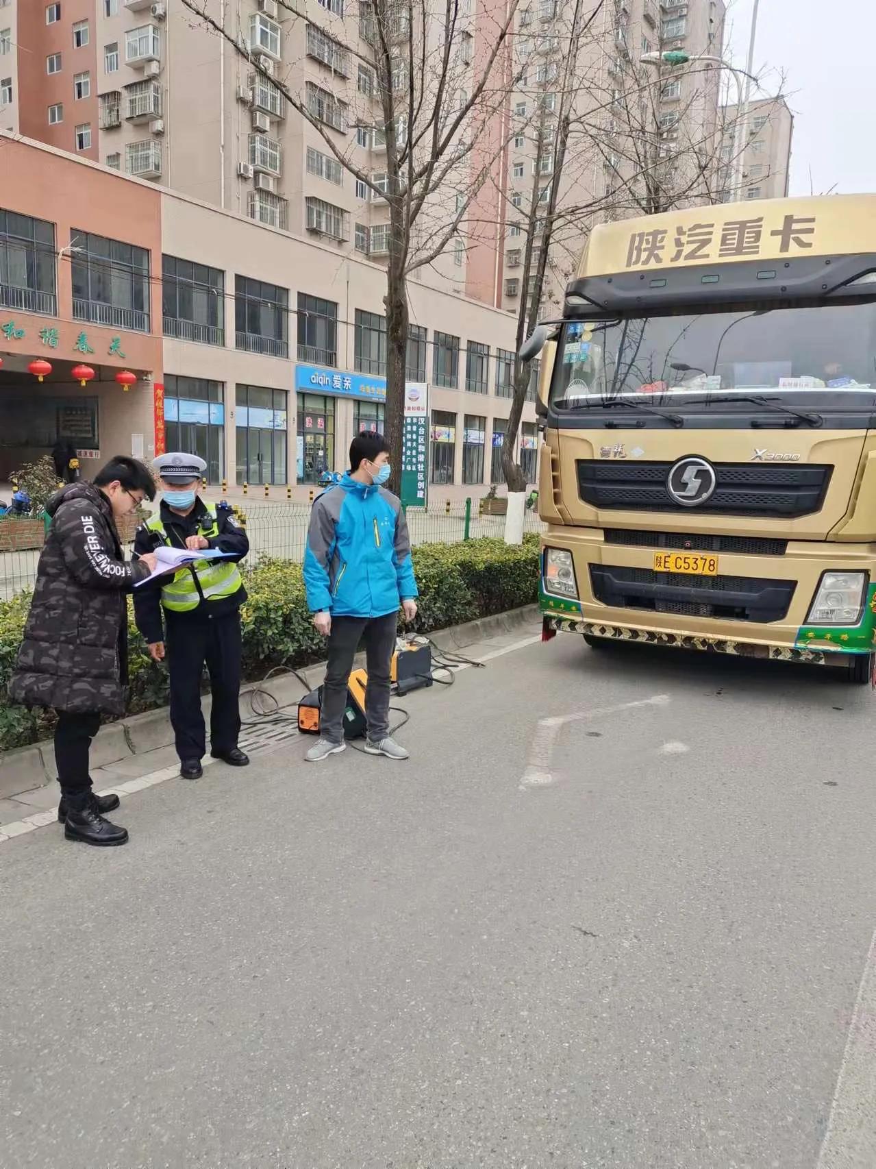 汉中交警一大队联合环保部门开展大型车辆尾气检测专项整治行动