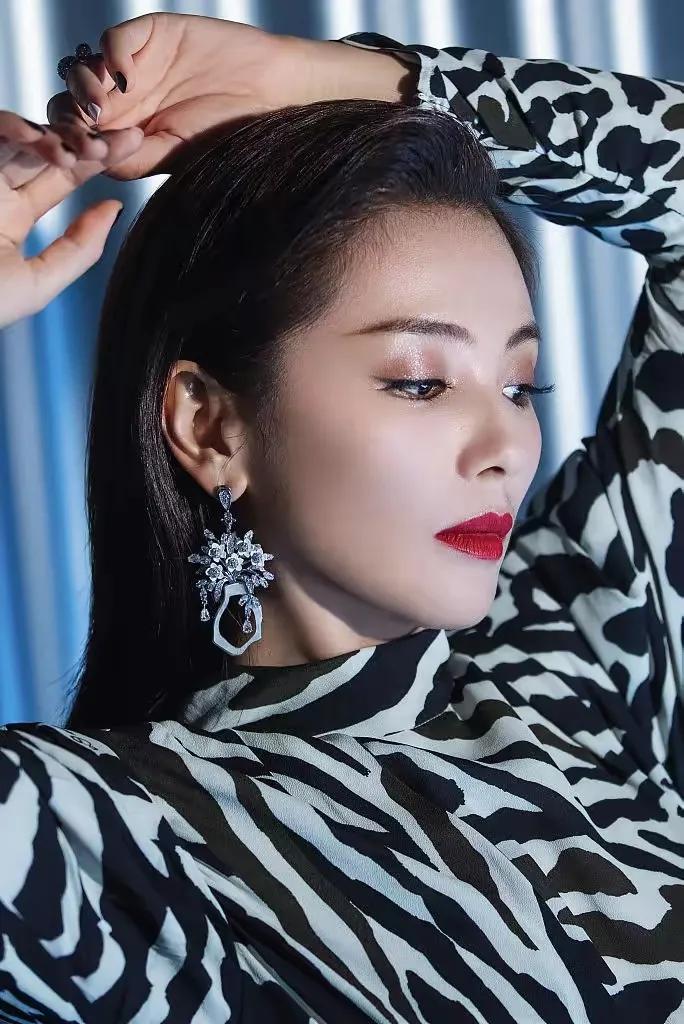 三大顶流的豹纹battle，迪丽热巴休闲惬意，赵丽颖杨幂一言难尽