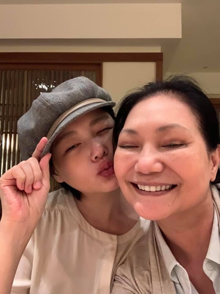 大S再婚后子女近况曝光，S妈代汪小菲教孩子骑车，婆孙合影很温馨