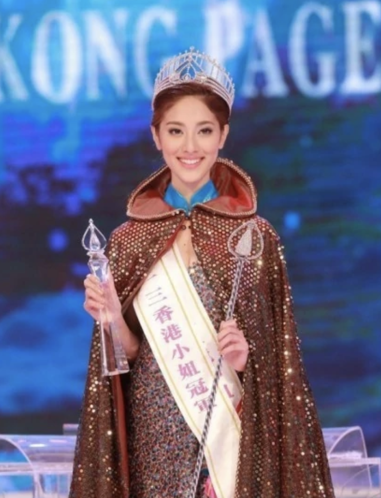 郑嘉颖圣诞节晒全家福，和陈凯琳给儿子们举高高，画面幸福洋溢