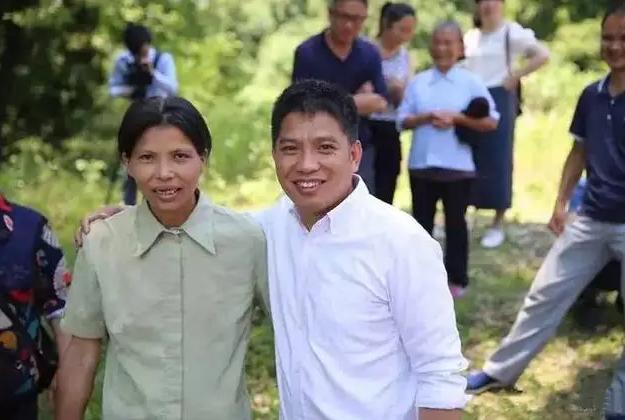 人大学霸考公考研失败，嫁贫苦光棍生6娃，校友集资20万给她建房