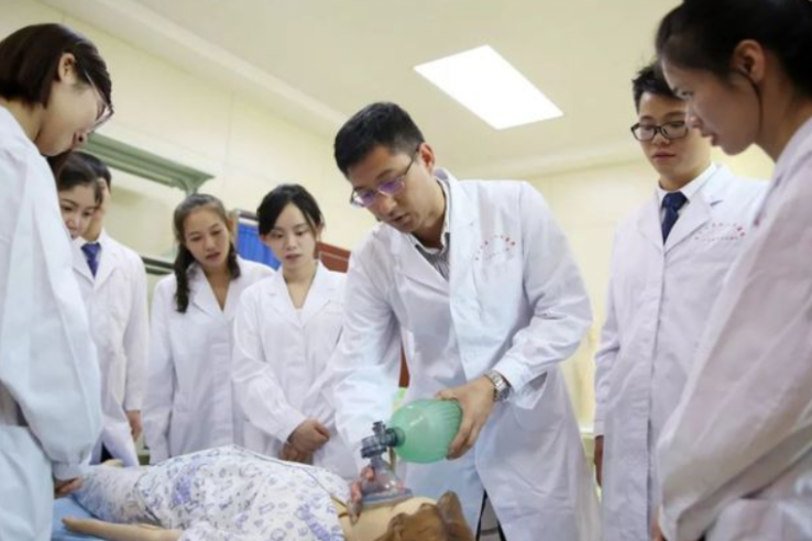 医学类专业就业前景排名，临床医学地位下降，护理学仅排第8