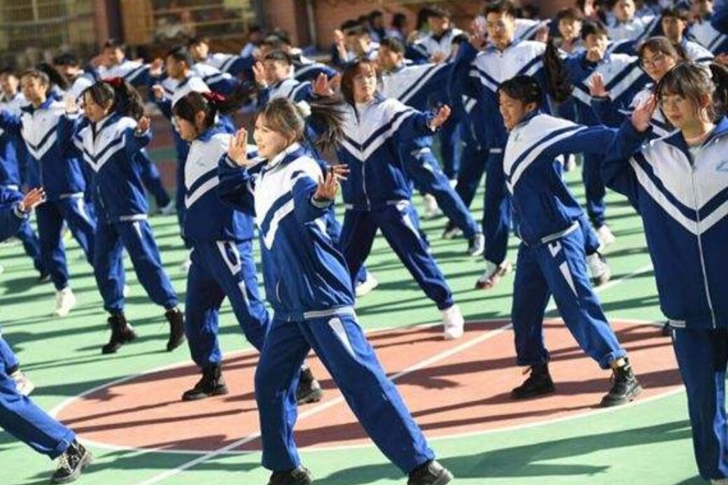 为啥普通学校校服是裤子，贵族学校却是裙子，这其中差在哪了？