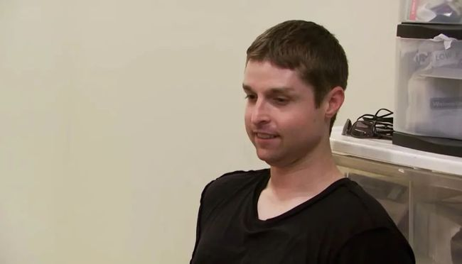 纽约女子22年不买衣服，捡来的袜子穿到透明，13年抠出一套房