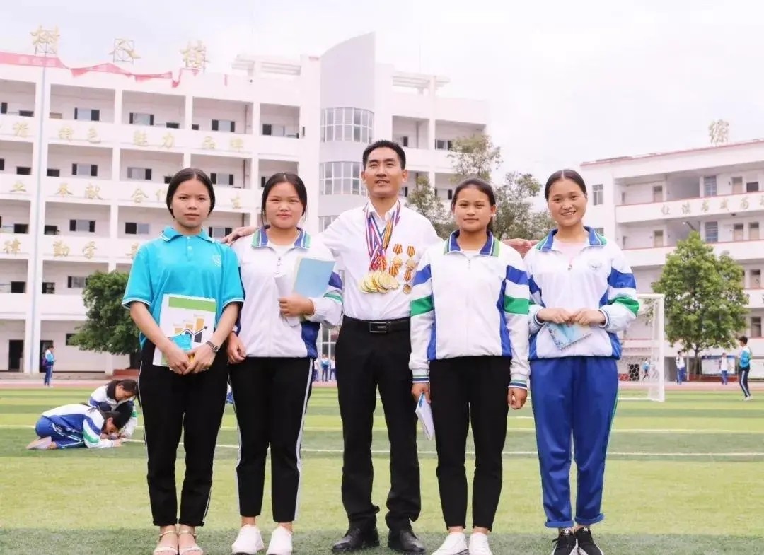 14年前他背“疯娘”求学，拒绝55万年薪，如今改变千名学子命运