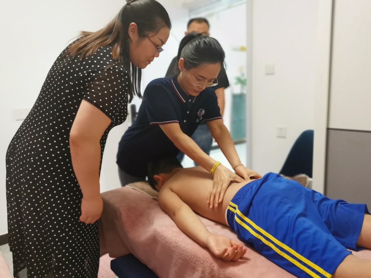 河南郑州：关爱中小学生健康 暑假中医正脊公益行