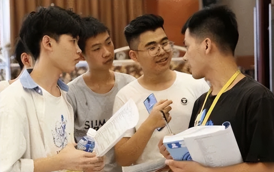 2022年本科“红牌”专业出炉，就业已亮起红灯，恐毕业即失业？