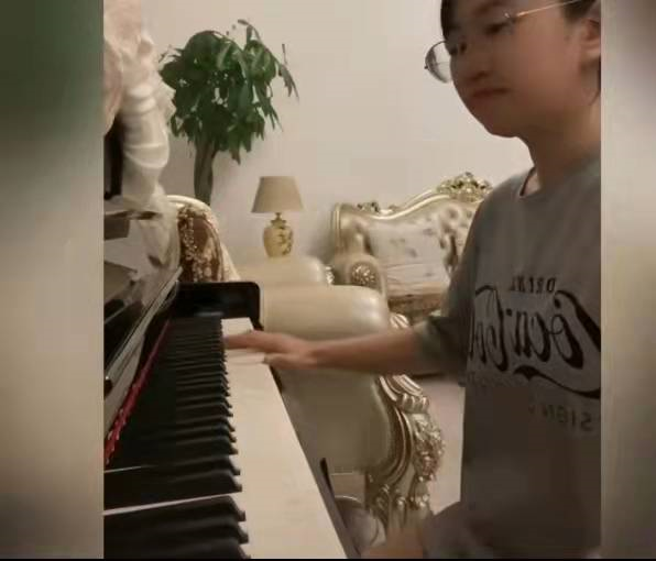 职业也有高低贵贱？90后留学生成“保姆”，被母亲知道后拉黑