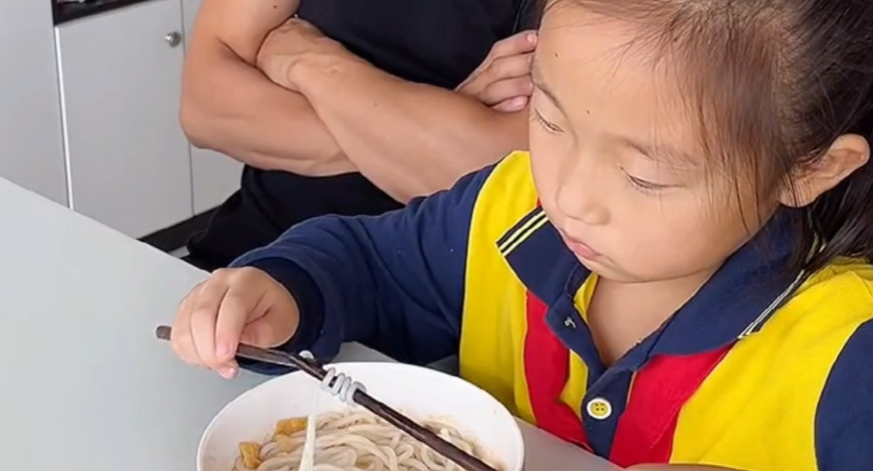 “逼瘋”父親漲粉百萬，央視點(diǎn)名表揚(yáng)的三石父女，究竟有何魔力？