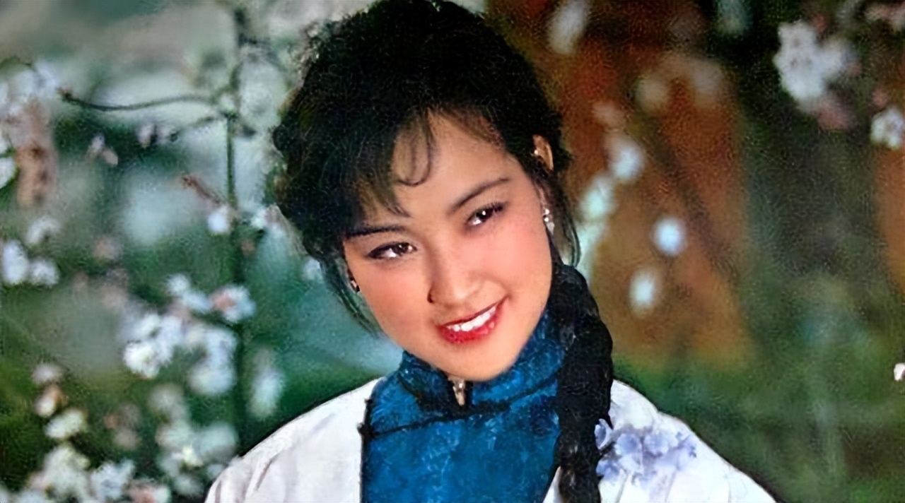 1973年,刘晓庆因电影《南海长城》正式进入娱乐圈,随后出演《小花》