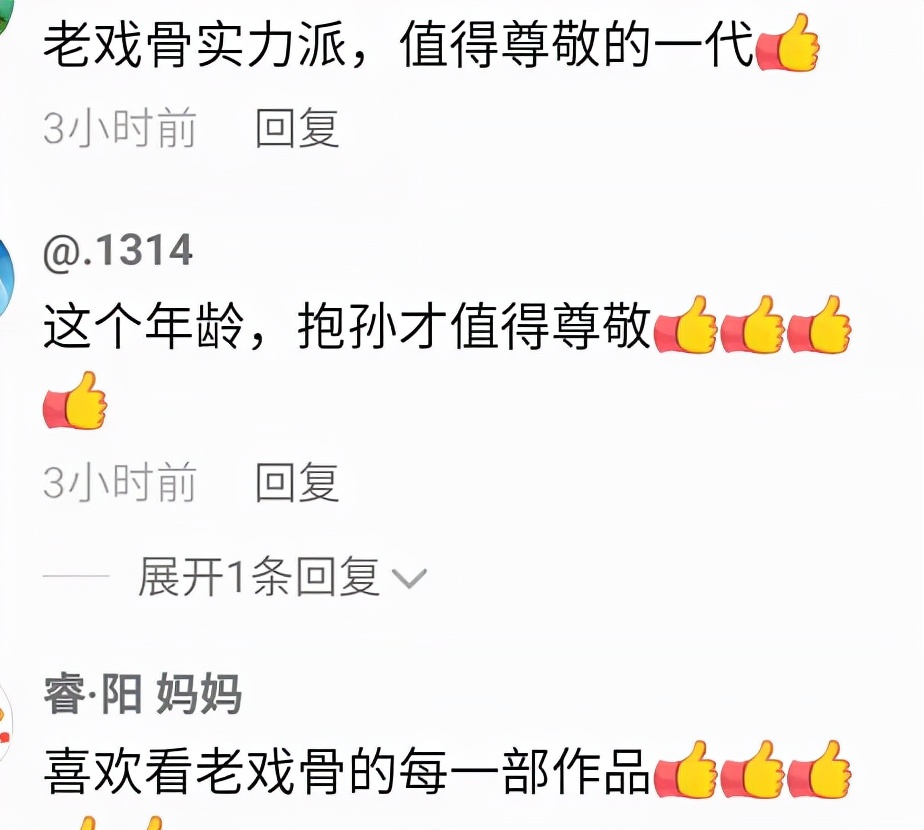 64岁杜源近况罕曝光，戴大金镯子与孙子现身商场，四处闲逛无人识