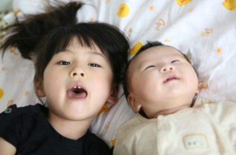 “生二胎”和“不生二胎”的家庭，20年后，各方面的差距不止一点