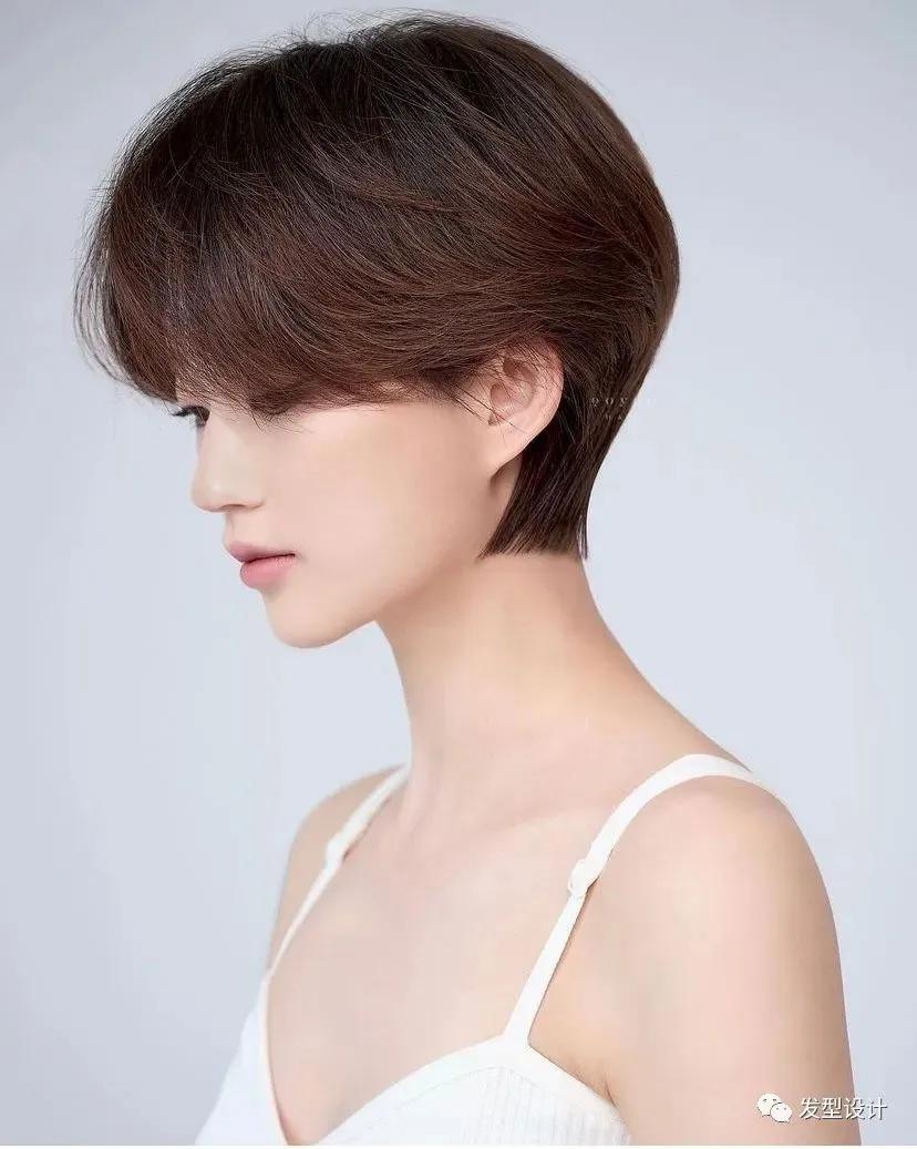 脸型别看起来更长不显那么幼态,苹果头很适合发量少的女生,因为剪裁