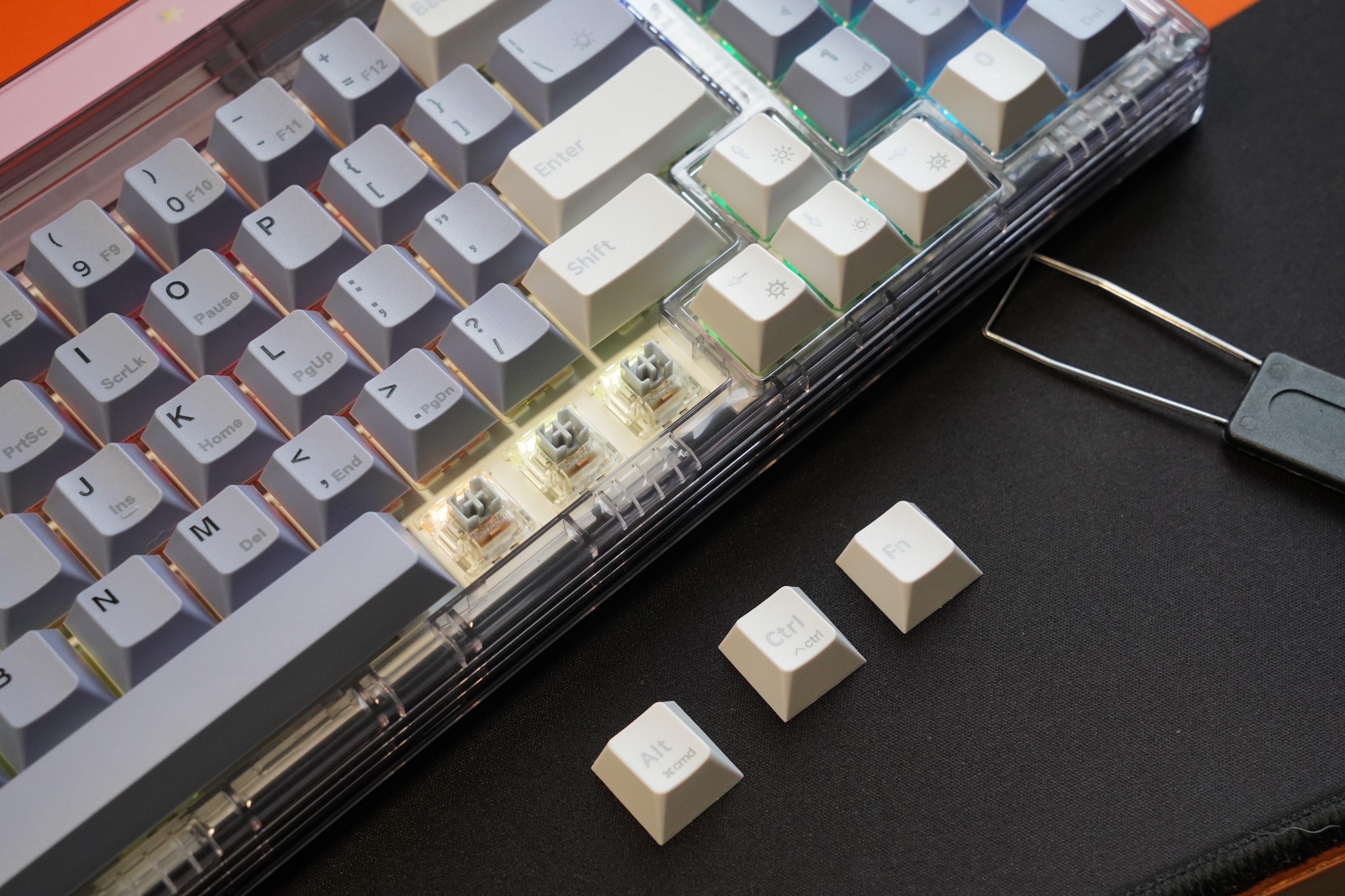 透明设计配合RGB灯效有多好看？新贵GM780三模机械键盘成桌搭新宠