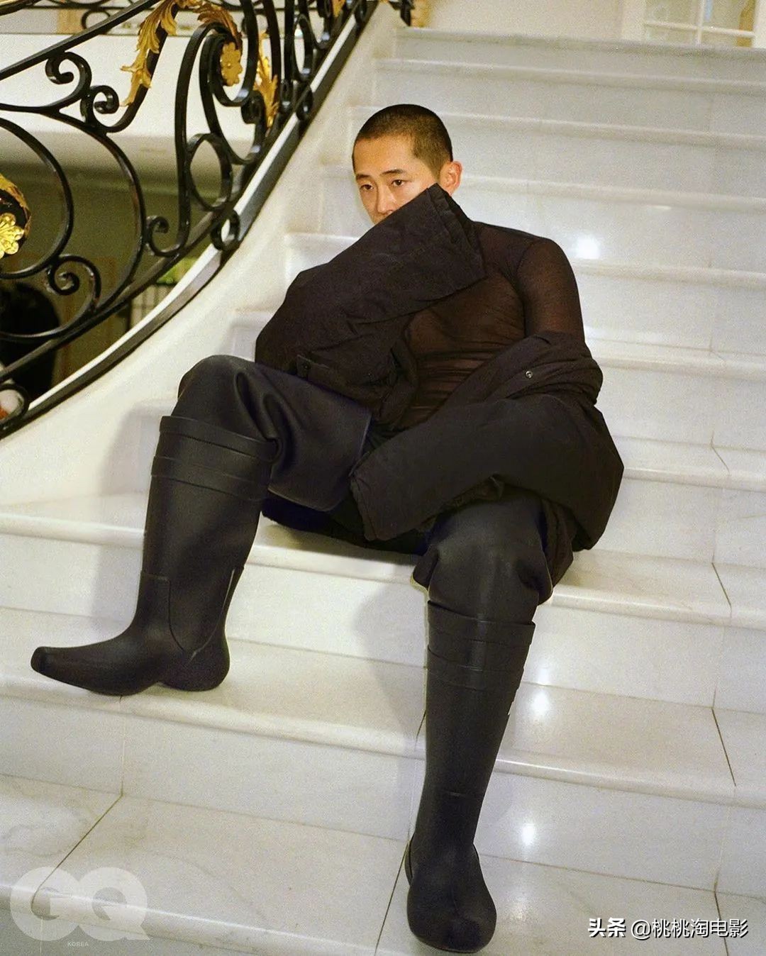 韩裔演员史蒂文·元《GQ》封面大片，帅气板寸痞气十足