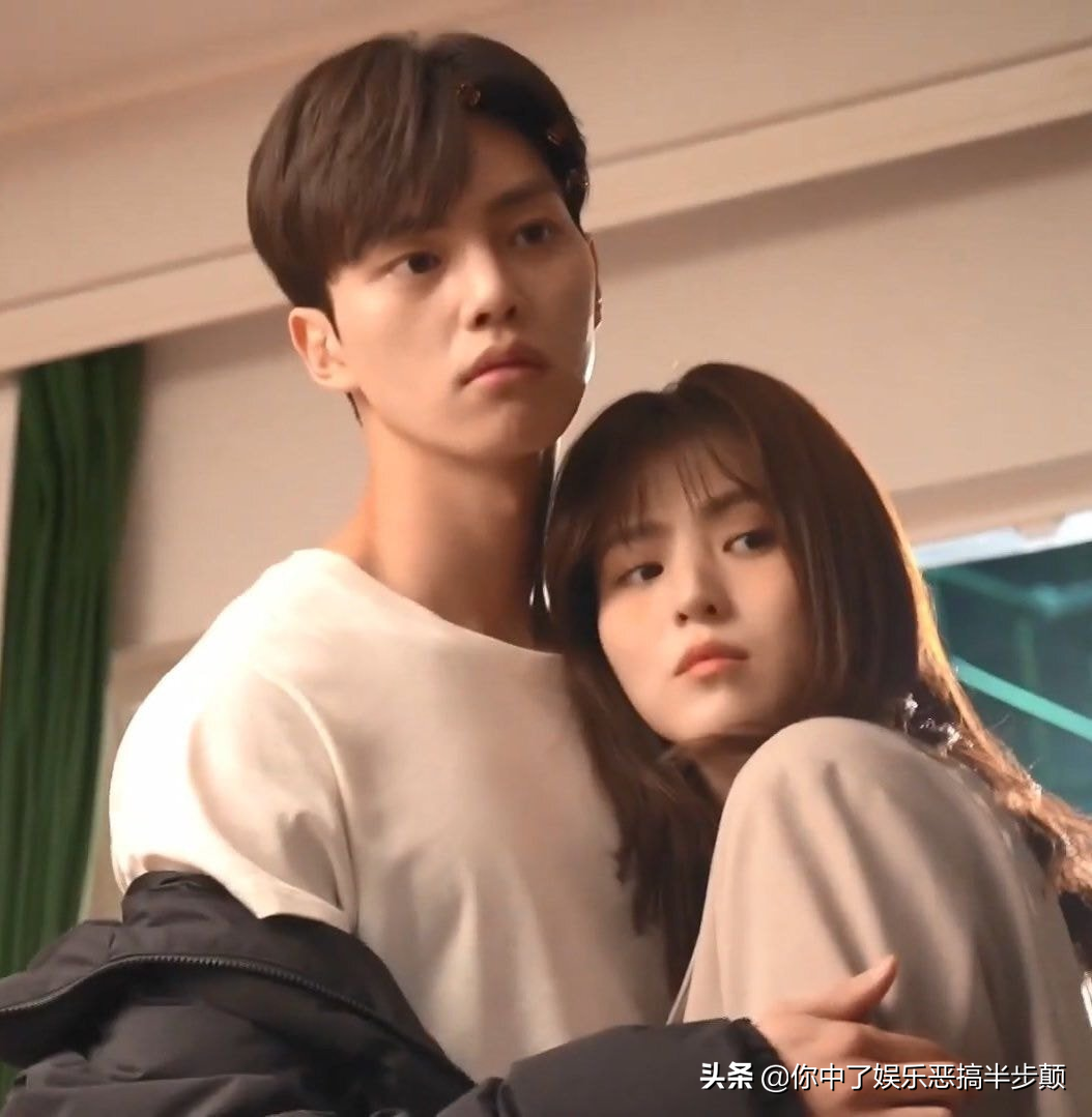 韩国演艺圈大势偶像男演员宋江和女演员韩素熙最近传出了恋爱绯闻!