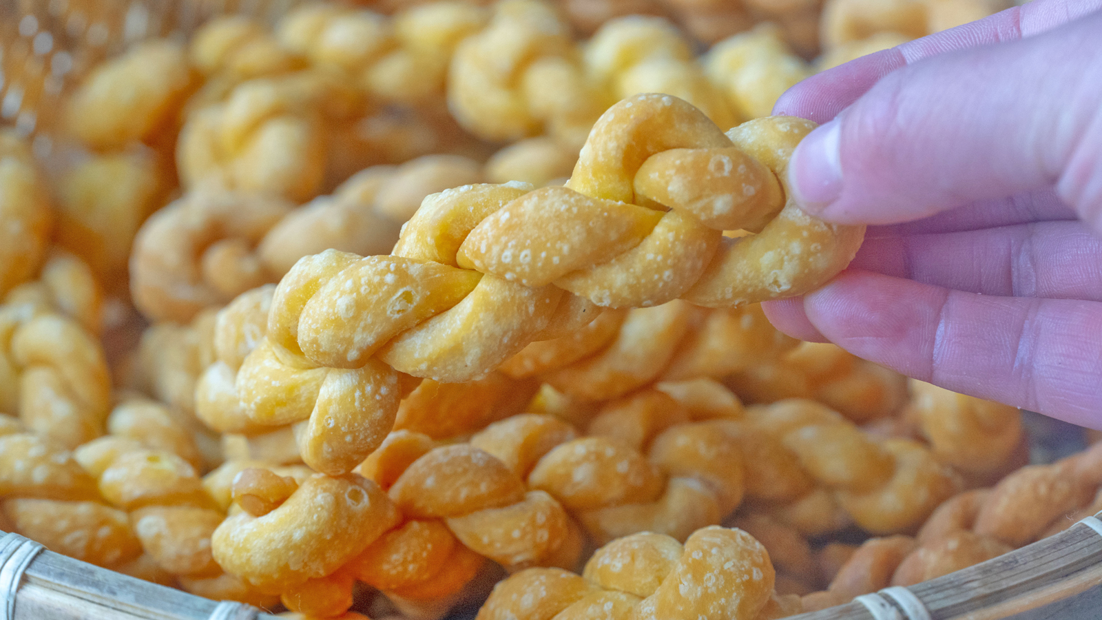 面粉最过瘾的6种做法，不用烤箱，咬一口酥掉渣，一出锅就抢光了