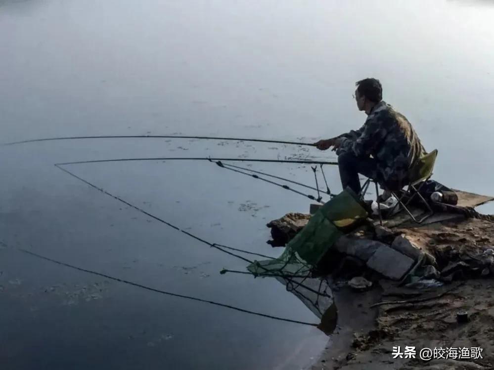 一次难忘的钓鱼经历:中午在河边钓鱼时，陌生老太太让我帮她捞鞋