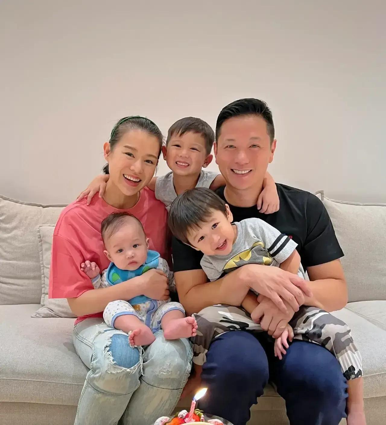 胡杏儿老公晒祖孙三代出游照，一手拎一儿子当健身，大展爸爸力