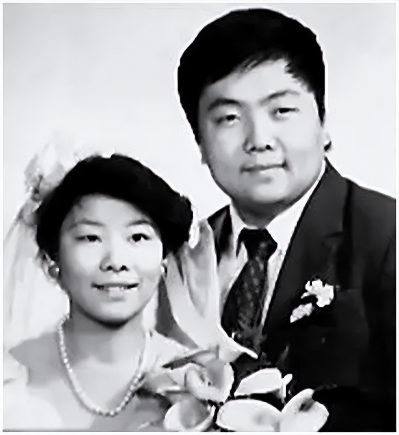 2011年钢铁首富杜双华的妻子宋雅红发布了一则自己被离婚的报道,该