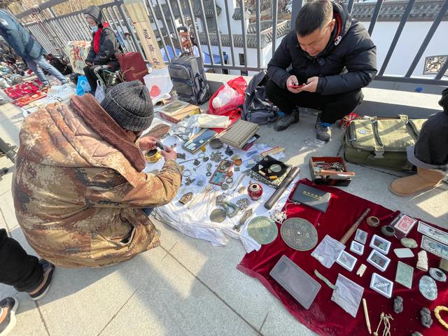 买旧物也上瘾：逛不够的古玩市场，新发现的日瓷仓库