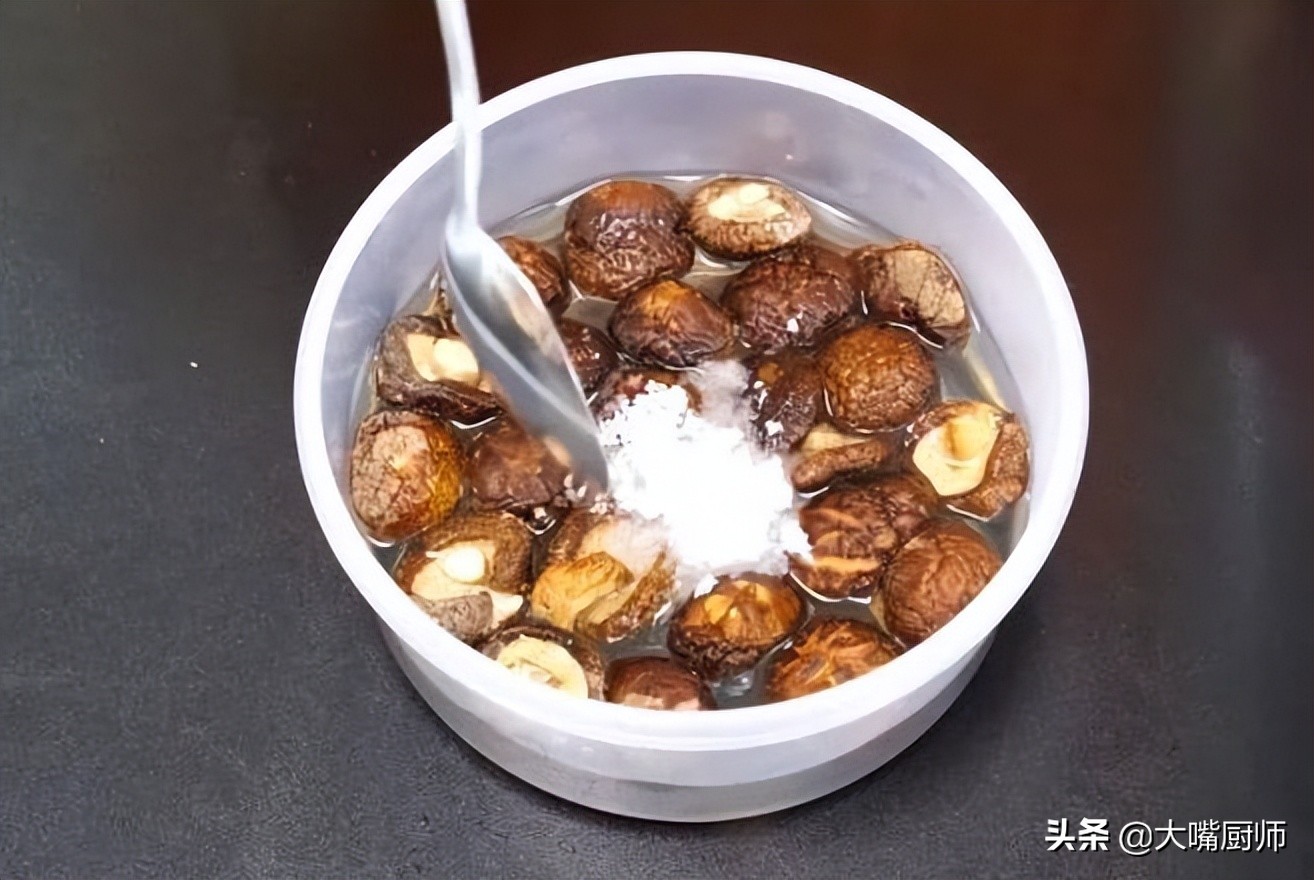 干香菇不用提前泡，5分钟就能完全泡发，比原来大5倍，这方法真牛