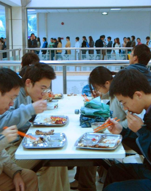 一大学现“智慧食堂”，学生自助打饭，网友：不用担心阿姨手抖了